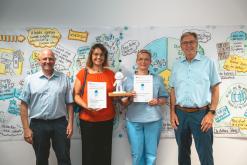   Bürgermeister Eric Leiderer und Oberbürgermeister Jürgen Herzing mit den Preisträgerinnen Stefanie Sachs und Ulla Kunkel-Kolb