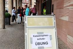 Katastrophenschutzübung - im Rathaus bekommen die Menschen Hilfe.