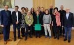  Stiftungsvorstand und Mitglieder des Stiftunfsrats freuen sich  mit den Spendenempfängern über die Ausschüttung