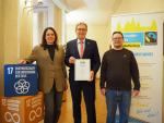  Dr. Julia Bauer (links) und Andreas Jung (rechts) vom Amt für Stadtplanung und Klimamanagement freuen sich mit Oberbürgermeister Jürgen Herzing über die Verlängerung des Titels: Foto: Margret Aldinger