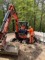  Girlsday im Bauhof, Mädchen fährt Bagger
