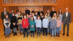  Die erfolgreichen Musikschülerinnen und –schüler der städtischen Musikschule mit ihren Lehrkräften sowie Oberbürgermeister Jürgen Herzing 