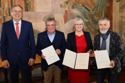  Oberbürgermeister Jürgen Herzing mit den drei Geehrten (von links): Franz Fecher, Dr. Mathilde Schaab-Hench und Franz Sommer. Foto: Ralf Hettler. 