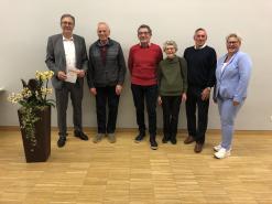 Oberbürgermeister Jürgen Herzing mit ausgezeichneten Sportlern