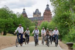 Oberbürgermeister Jürgen Herzing testet in Begleitung den neuen Mainradweg.