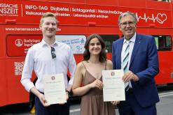 Simon Düllberg, Katharina Glaab und Oberbürgermeister Jürgen Herzing.