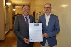 IHK Hauptgeschäftsführer Dr. Andreas Freundt (rechts) bei der Übergabe der Auszeichnung an Oberbürgermeister Jürgen Herzing