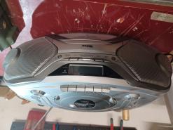 Der kaputte CD-Player kann im Repair-Café wieder zum Laufen gebracht werden