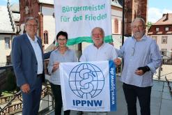 Oberbürgermeister Jürgen Herzing am Flaggentag zusammen mit Ärzten gegen den Atomkrieg