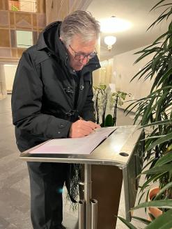 Jürgen Herzing trägt sich ins Kondolenzbuch ein