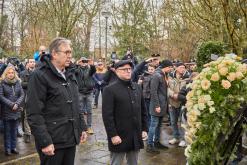 Oberbürgermeister Jürgen Herzing legt Kranz nieder