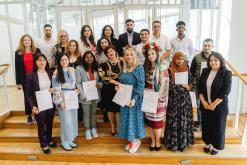 Bürgermeisterin Jessica Euler und Ipek Çiftçi, Integrationsmanagement freuen sich mit den zertifizierten Sprach- und Kulturvermittelnden.