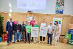 Oberbürgermeister Jürgen Herzing (links), Andreas Jung (2. vl.), und Dr. Julia Bauer (rechts), mit den Preisträgerinnen und Preisträgern. (Foto: Alexander Klotz, OrangeProduction/Stadt Aschaffenburg)