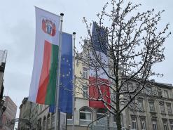 Zum Deutsch-Französischen Freundschaftstag werden in Aschaffenburg Fahnen aufgehängt.