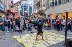 Straßenkünstler in der Fußgängerzone