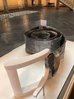 Kunstwerk "Gürtel" von der Künstlerin Helga Schwalt-Scherer.