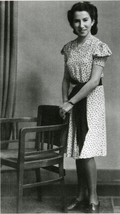 Hella Strauß als junges Mädchen vor ihrer Flucht nach Amerika, Aschaffenburg, 1940