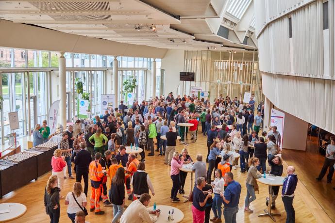 Info-Veranstaltung in der Stadthalle, viele Menschen im Foyer