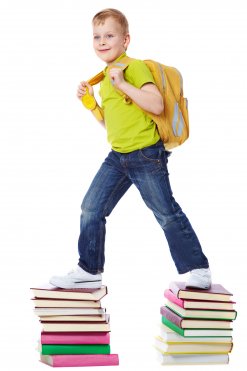 Schüler läuft auf Büchern