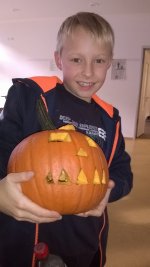 Ein Kind mit einem Halloween-Kürbis