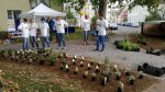 Mehrere Personen vor einem Gartenbeet