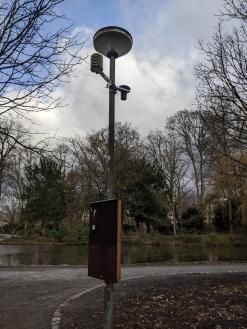  Foto mit einer Wegbeleuchtung im Park mit neuem Klimasensor