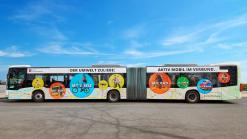 Seitliche Ansicht des Busses mit der Werbung für den Umweltverbund