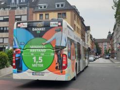 Rückwärtige Ansicht des Busses mit der Werbung für den Umweltverbund