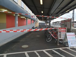  mit Flatterband abgesperrte Fahrradabstellplätze am Hauptbahnhof