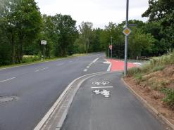 Neue Markierung an der Einmündung Dümpelsmühlstraße