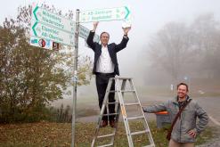  Oberbürgermeister Jürgen Herzing mit dem Radverkehrsbeauftragten Jörn Büttner bei der Montage eines Radwegweisungsschildes