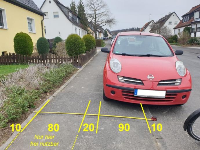 Foto mit einem auf dem Gehweg parkenden Auto