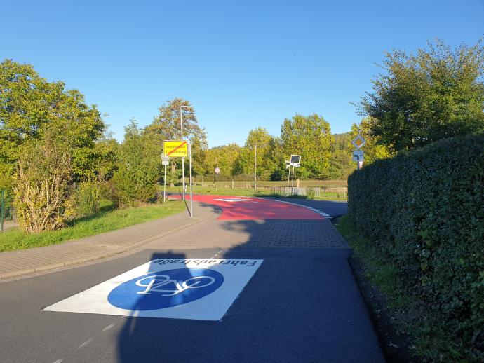 Foto mit der neuen Markierung "Fahrradstraße" im Lufthofweg
