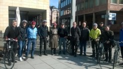 Bereisung der Stadt Aschaffenburg durch eine Bewertungskommission der AGFK V.l.n.r.: Johannes Ziegler (Oberste Baubehörde München), Bernd Hugo (Polizei), Helmut Maier (Tiefbauamt – Bauhof), Detlef Martens (Baureferent), Renate Gernhardr (ADFC Kre