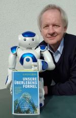  Der Referent Ulrich Eberl mit seinem Buch und einem Roboter