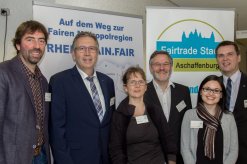 Partner auf dem Weg zur Fairen Metropolregion Rhein.Main.Fair: Vlnr.: Dr. Jürgen Jung, Steuerungsgruppe Landkreis Miltenberg, Bürgermeister Jürgen Herzing, Berit Schurse, Weltladen Aschaffenburg, Marc Busse, Christina Bachmann, Landratsamt Aschaff