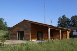 Umweltstation mit Terrasse von Süden aus gesehen