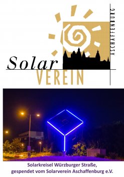Solarwürfel am Kreisel in der Würzburger Straße bei Nacht