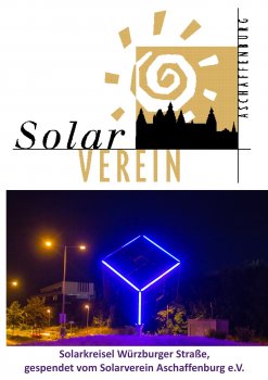  Solarwürfel am Kreisel in der Würzburger Straße bei Nacht