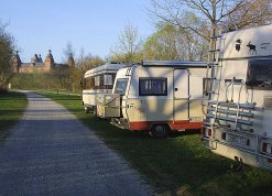 Blick vom Reisemobilstellplatz zum Schloss