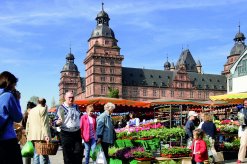 Wochenmarkt auf dem Schloßplatz