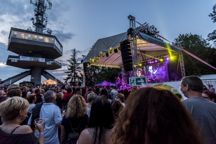 Konzert am Avas Aussichtsturm