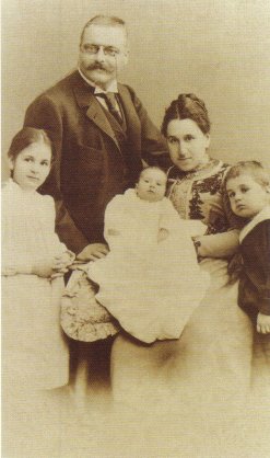 Bild, das Alois Alzheimer mit Familie zeigt.
