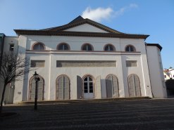 Klassizistische Fassade zum Karlsplatz