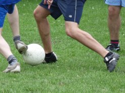 Kinder spielen Fussball