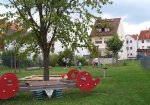 rote Wippe auf dem Spielplatz Allerheiligengasse