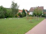 Balancierstämme und Spielplattform auf dem Spielplatz Am Kirchfeld