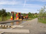 bunter Spielkastenturm neben Wasserbecken auf dem Spielplatz Am Rosensee