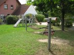 Spielgerät mit Rutsche und Hängematte auf dem Spielplatz Amirastraße