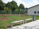 Sitzbänke und Spielgeräte auf dem Spielplatz Bürgerhaus